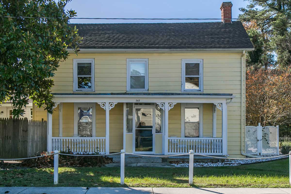 Yellow single family home in White Stone, VA