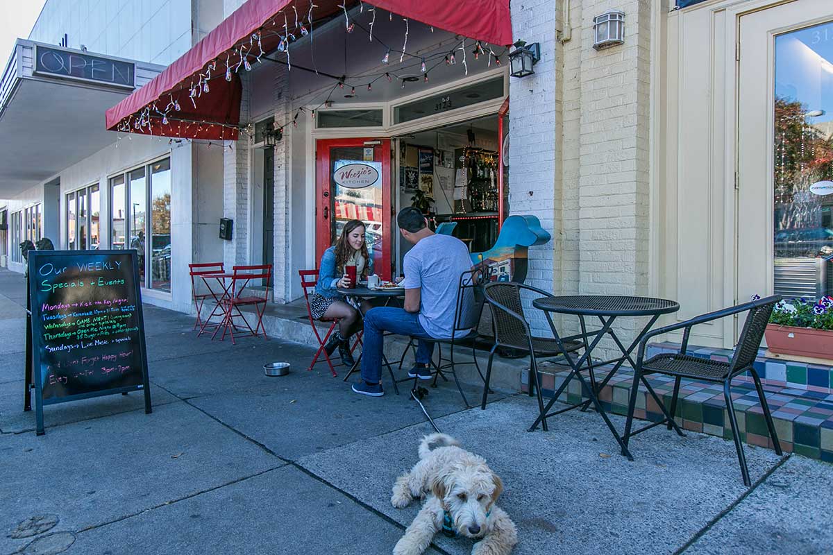 Couple and dog eating outside of Weezie's Kitchen in Carytown, Richmond, VA